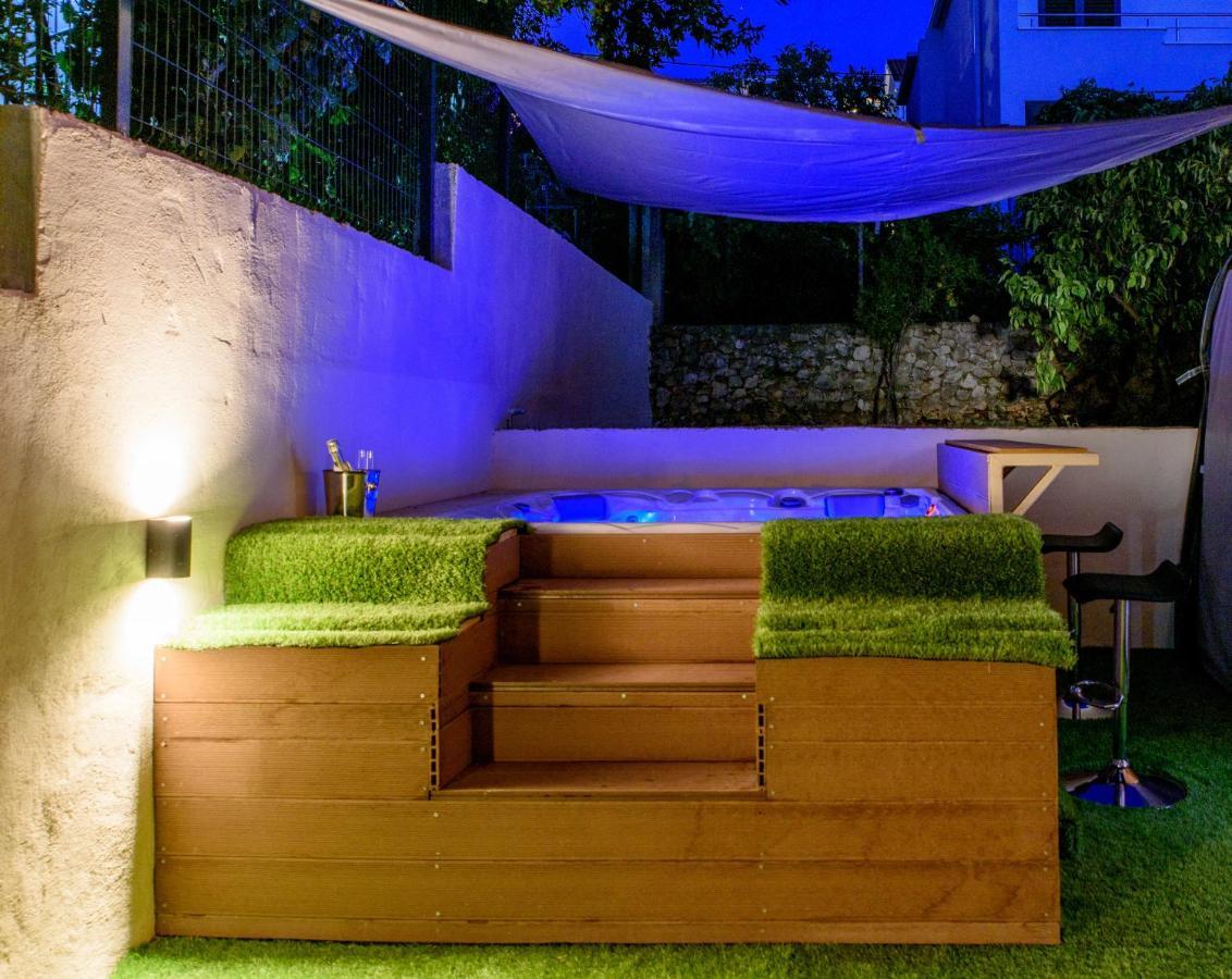 Beach Holiday Home With Private Jacuzzi & Parking Trogir Exterior photo